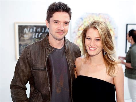 Topher Grace Marries Ashley Hinshaw : People.com