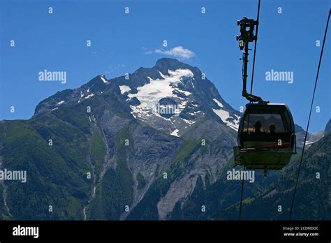 Ski gondola and mountain Stock Photo - Alamy