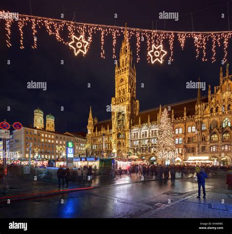 Weihnachtsmarkt in der Marienplatz in München, Deutschland ...