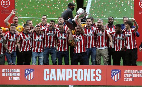 El Atlético de Madrid recibe la copa de campeón de Liga 2020-21