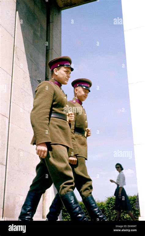 russian soldiers guard the Brandenburg gate in east berlin 1959 Stock Photo - Alamy