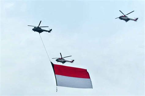 Bendera Merah Putih Raksasa Berkibar di Langit Ibu Kota