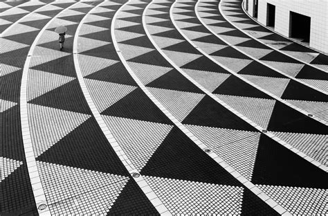 Street Photography: Shape the essence with geometry elements