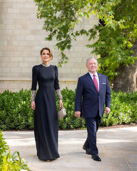 Rania de Jordania, una elegantísima madrina (de negro): vestido de Dior con la espalda bordada ...