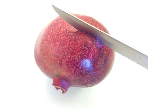 How To Eat A Pomegranate? The best way to eat & store pomegranate