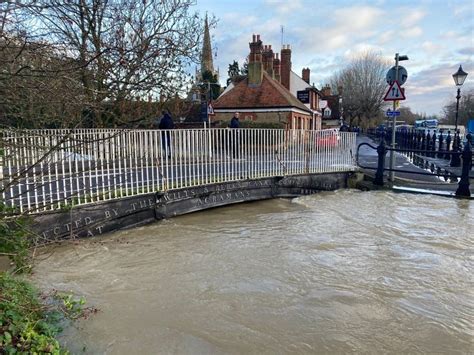 Oxford flooding: River levels still rising, city council warns - BBC News