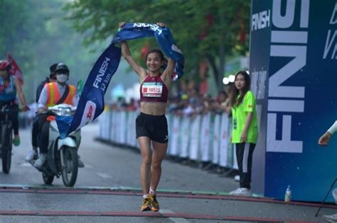 Nguyễn Thị Oanh về nhất giải VPBank HaNoi Marathon 2022