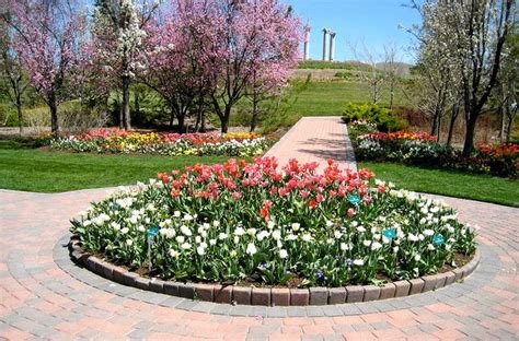 Round flower bed | Front garden design, Flower beds, Landscaping with rocks