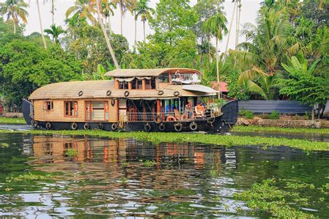 How to Find out The Best Backwater Cruise in Kerala?