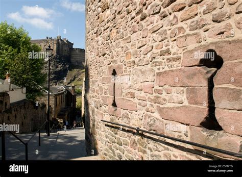 Edinburgh Castle and the Flodden Wall from the Vennel Stock Photo - Alamy