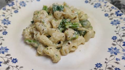 HOMEMADE WHITE SAUCE PASTA WITH BROCCOLI - YouTube