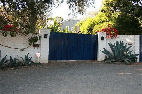 gate to entrance to marilyn Monroes house on 5th Helena Dr. | Marilyn ...