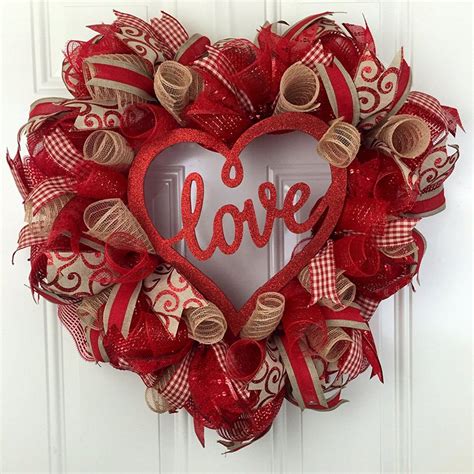 20 DIY Valentine's Day Wreaths That Will Make You Say XOXO | Home Design Lover