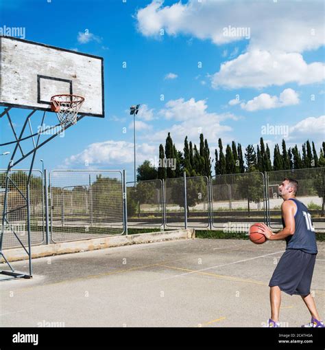 basketball player in triple threat position Stock Photo - Alamy