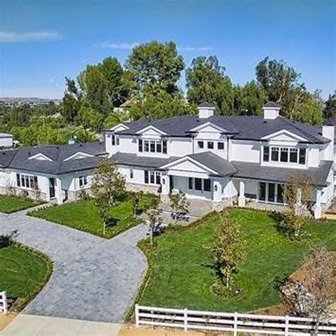 Photos Kylie Jenner, Kylie Jenner House, Large Backyard, Backyard Patio ...