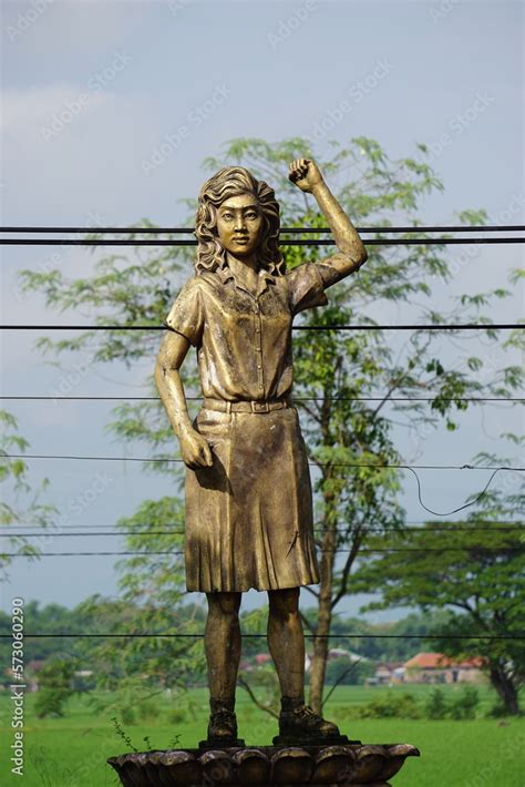 Foto de The monument of Marsinah. She was posthumously awarded the Yap Thiam Hien Award, and her ...