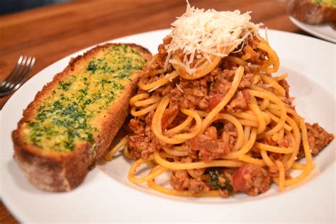spaghetti bolognese with garlic bread | Spaghetti meat sauce, Easy meals, Healthy recipes
