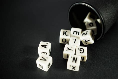 Letter dice coming out of a small black cup - Creative Commons Bilder