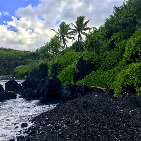 WAIʻANAPANAPA STATE PARK IN PHOTOS - Sax Family Travels