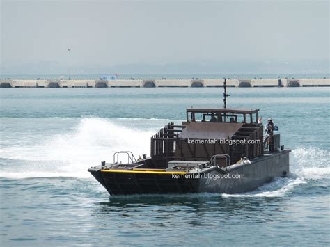 Senang Diri: Republic of Singapore Navy (RSN) Navy Open House 2013: Armoured landing craft to be ...