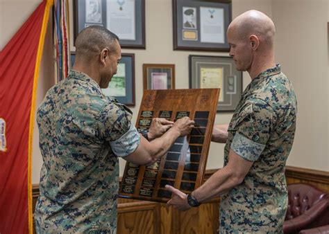 DVIDS - Images - 2d MARDIV CG Exchanges Departing Gifts with Dutch Exchange Officer [Image 6 of 8]