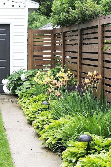 18 Low Maintenance Landscaping Along Fence | KIDDONAMES