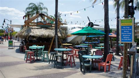 Lone Palm tiki bar at Margaritaville Cafe: Happy times & Happy Hour!