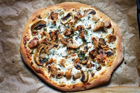 La ricetta della pizza ai funghi porcini, veloce e irresistibile | Gustoblog