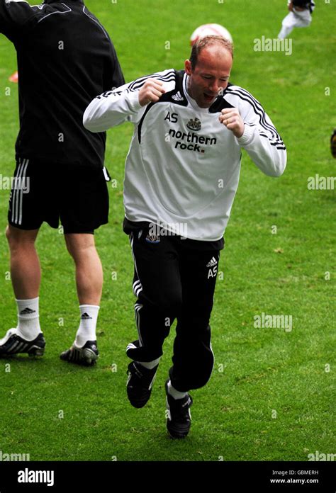 Newcastle united manager alan shearer training st james park hi-res stock photography and images ...