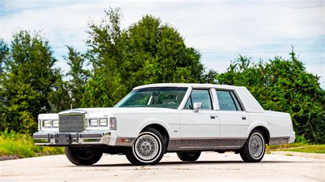 1988 Lincoln Town Car - CLASSIC.COM