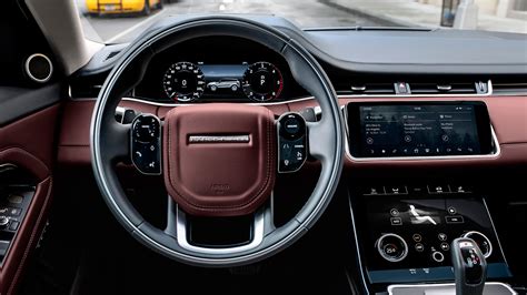 2020 Range Rover Evoque interior red driver seat - Motor Trend en Español