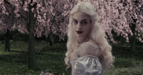 Alice In Wonderland: 10 Things Everyone Missed About The White Queen