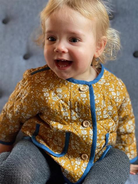 Pige der knapper gul quiltet jakke med blå kanter Finned, Quilts, Baby, Fashion, Moda, Fashion ...