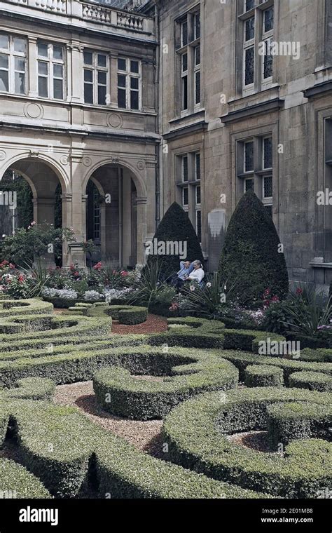 Beautiful ornate gardens of Carnavalet museum in Paris Stock Photo - Alamy