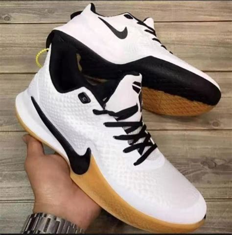 Kobe White And Gold: Kết Hợp Đẳng Cấp Cho Phong Cách Sành Điệu