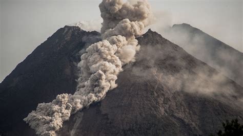 Indonesia's Mount Merapi volcano erupts, spews clouds of ash | CNN