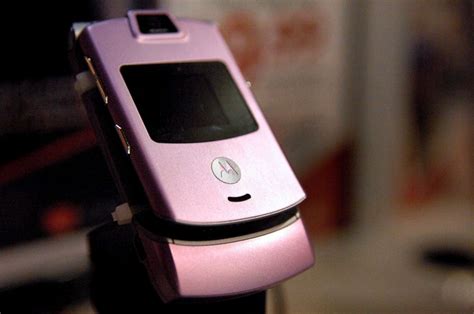 Motorola relaunching its iconic Razr flip phone - ABC News