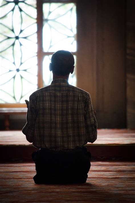 Gambar Orang Berdoa Di Masjid