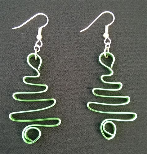 Handmade Green Aluminum Wire Christmas Tree Earrings | Tesoro