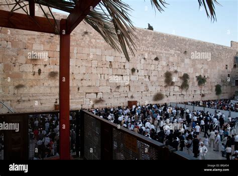 crowd of jews praying at the western wall. Jerusalem Stock Photo - Alamy