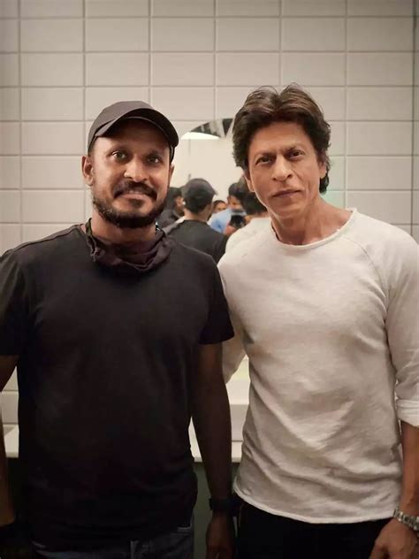 Shah Rukh Khan is all smiles as he obliges fan with a pic | Filmfare.com