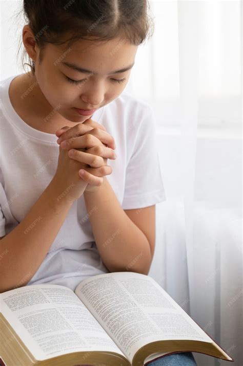 Free Photo | Side view girl praying at sunday school