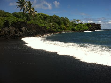 Black Sands, Maui - Explore the Enchanting Beauty of Hawaii's Black Sand Beach