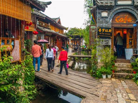 LIJIANG, YUNNAN PROVINCE, CHINA - SEPTEMBER 08, 2012: Street of Lijiang Old Town with Narrow ...