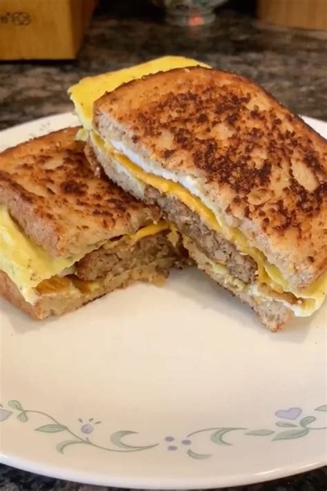 TikTok's All-in-One Cheesy Egg Sandwich Hack Is a Breakfast-Lover's ...