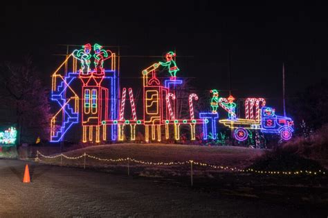 Driving Through the Incredible Holiday Light Show at Shady Brook Farm ...