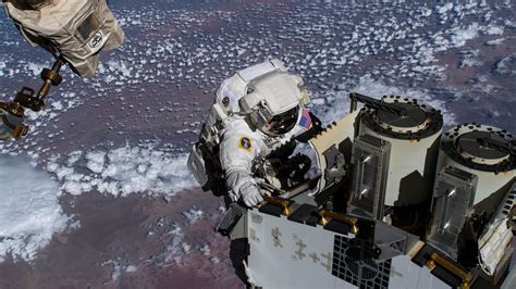 Watch 2 astronauts perform 1st spacewalk of 2023 at space station on ...