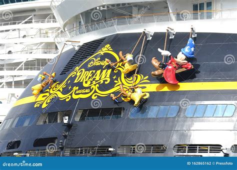 Disney Dream in Nassau editorial photography. Image of cruise - 162865162