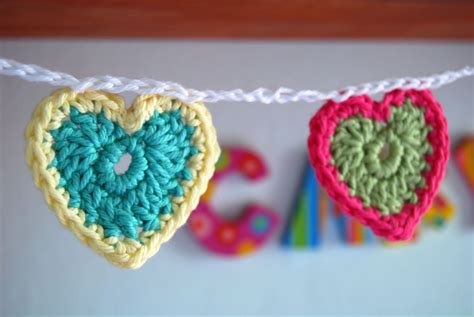 JuliaCrossland: Teeny Tiny Crochet Heart Bunting