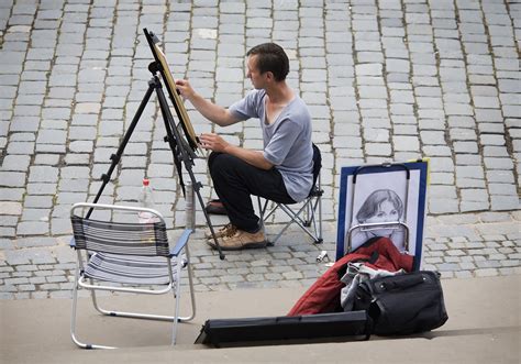 File:Street artist painting in a painting easel, Dresden - 1384.jpg ...